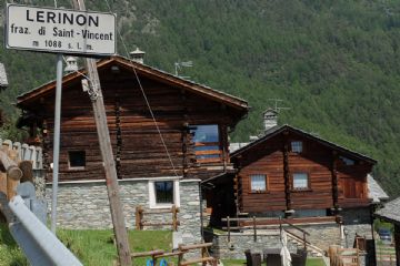 Alcune case della frazione Lerinon, a circa metà itinerario