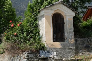 Il piccolo oratorio all'entrata di Perriere, destinazione del nostro itinerario