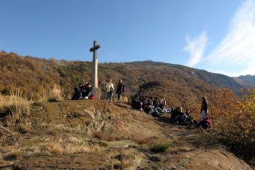 La croce posta in vetta al monte Tsailleun
